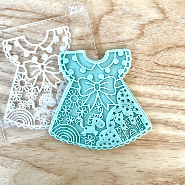 Emporte-pièce et tampon robe fantaisie : licorne, château, arc en ciel, fleurs.