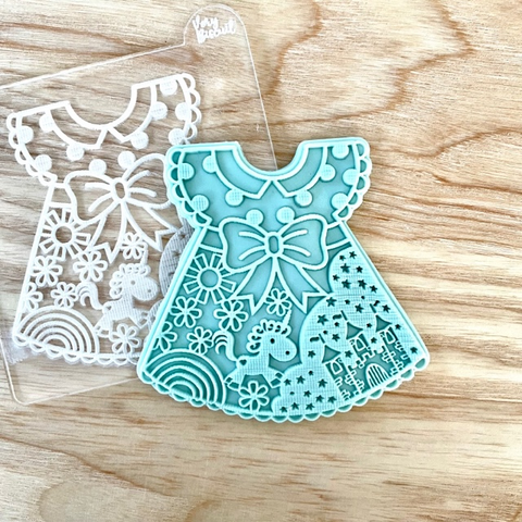 Emporte-pièce et tampon robe fantaisie : licorne, château, arc en ciel, fleurs.