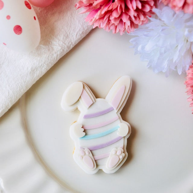 Lapin derrière un oeuf de Pâques