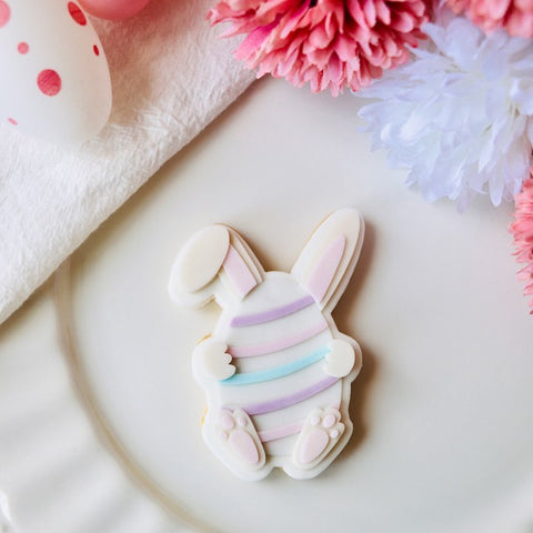 Lapin derrière un oeuf de Pâques