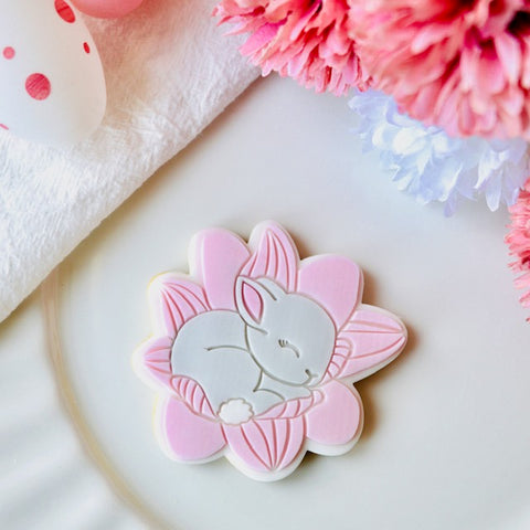 Lapin dans une fleur